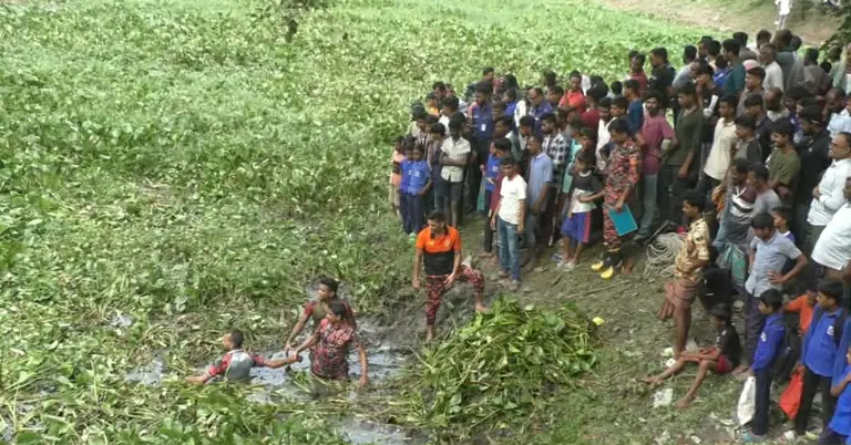 খালে তল্লাশি চালাচ্ছে ফায়ার সার্ভিসের সদস্যরা